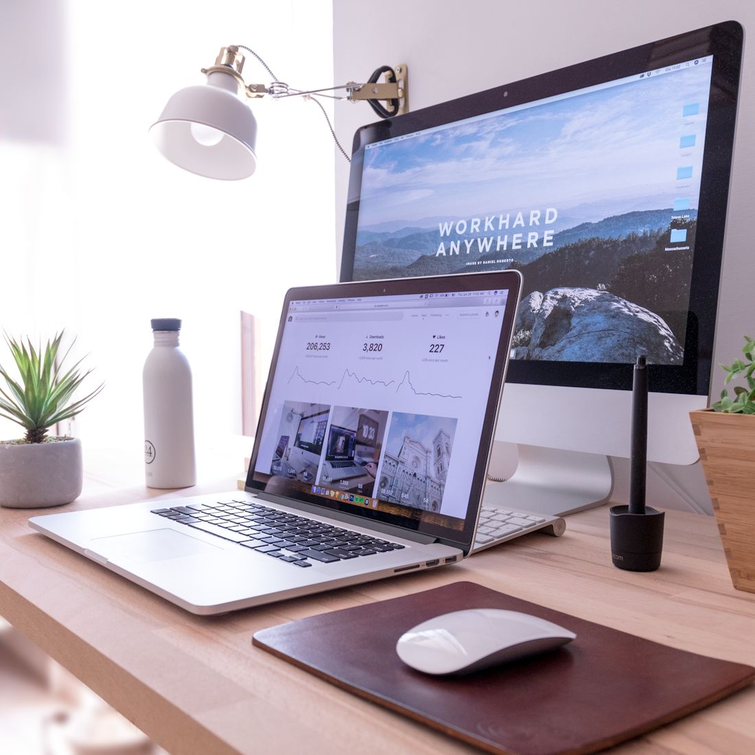 Espace de travail avec un site web affiché sur un écran et un ordinateur portable